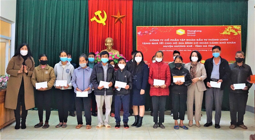 Công ty CP Tập đoàn đầu tư Thăng Long tặng 100 suất quà cho hộ khó khăn đặc biệt tại Hương Khê
